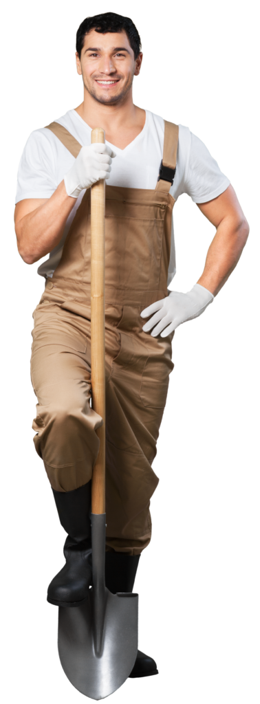 Uśmiechnięty ogrodnik oparty o szpadel