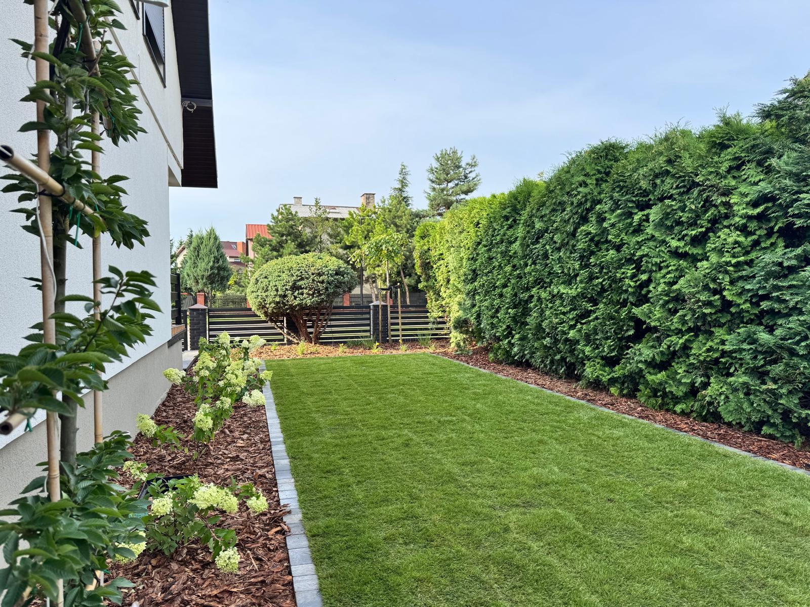 Minimalistyczny ogród na osiedlu – Ślesin