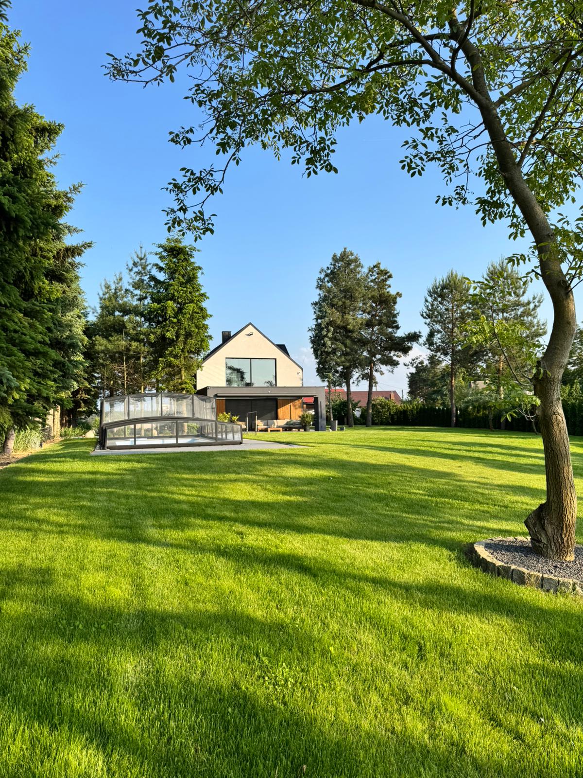 Wiosenna regeneracja trawnika – klucz do pięknej murawy przez cały sezon