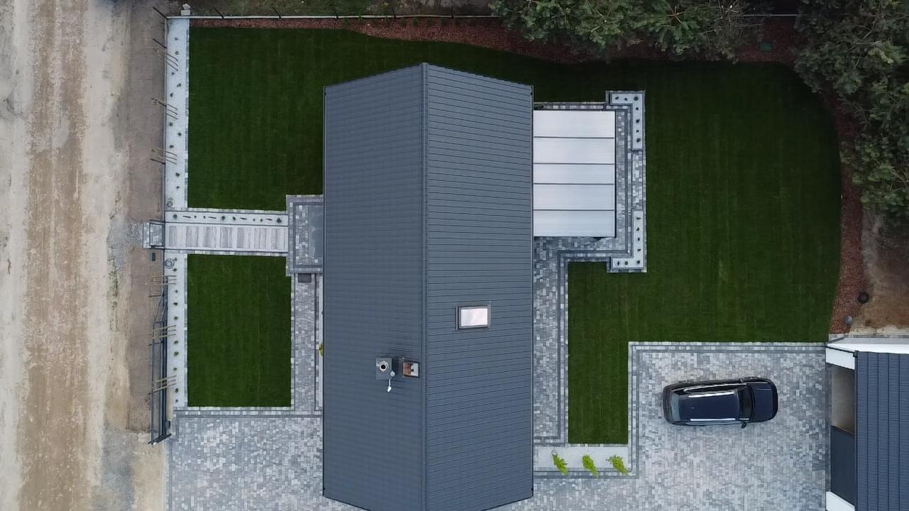 Ogród w stylu nowoczesnym. Jak spójnie połączyć architekturę domu z naturą? 