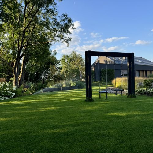 Ogród naturalny z otwartą przestrzenią w Koninie