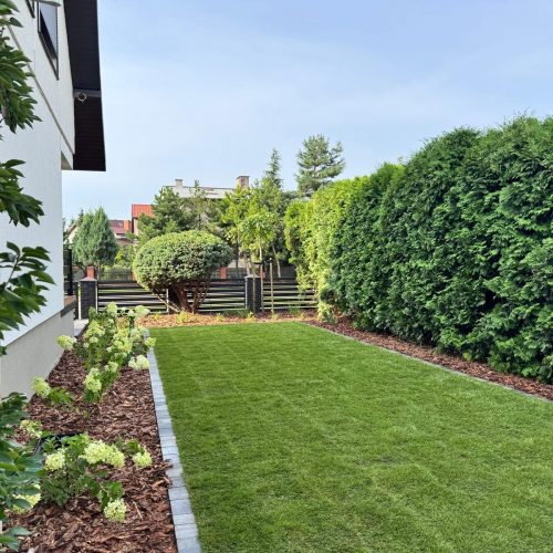 Minimalistyczny ogród na osiedlu – Ślesin